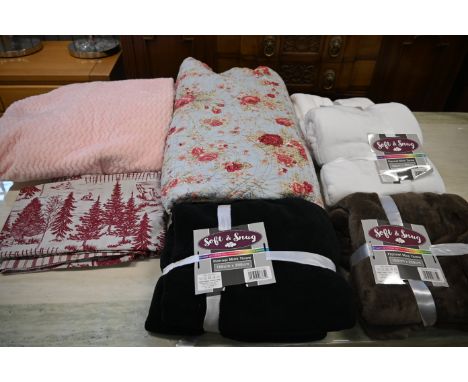Assorted bedding to incl Helena Springfield rose patterned eiderdown/quilt, duvet cover and 5 snuggle throws (7 items)