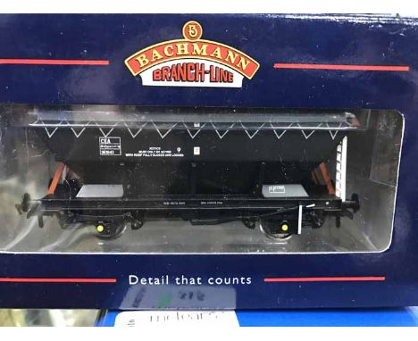LOT OF TRAIN MODELS - ENGINES AND CARRIAGESIncluding Bachmann and Dapol