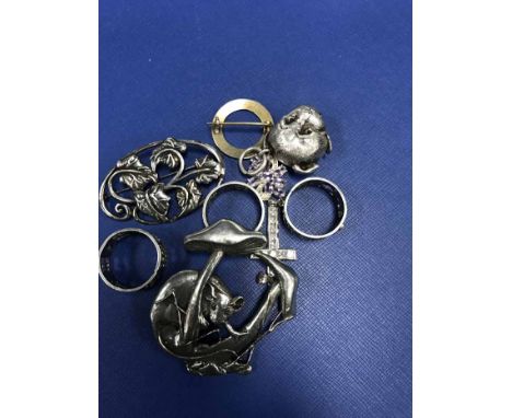 COLLECTION OF MIXED JEWELLERYincluding Scandanavian enamel brooch and two silver pendants (9)