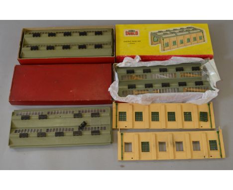 OO Gauge. Hornby Dublo 5005 engine shed kit & 5006 engine shed extension kit, together with additional loose parts. Overall G