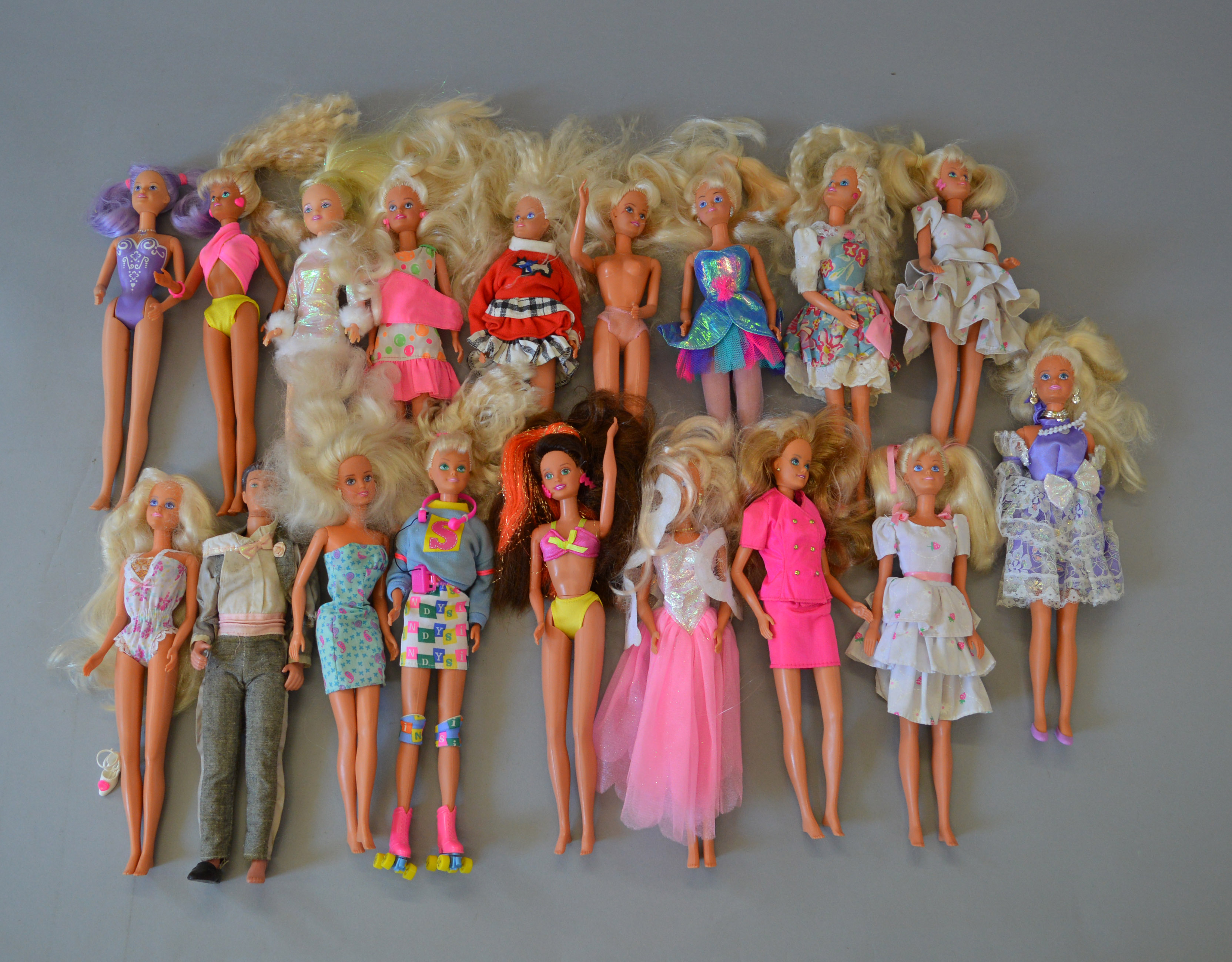 18 x Sindy dolls, mostly Hasbro, including: Paint A Picture; Party Girl ...