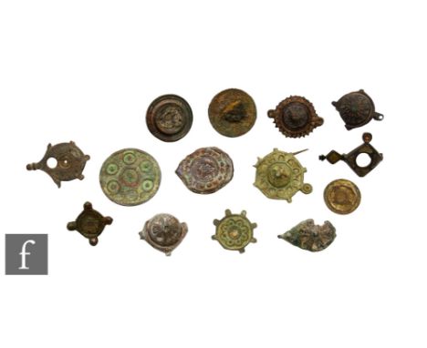 Roman - A collection of fourteen 1st and 2nd century disc and umbonate brooches, various designs including an example with pi