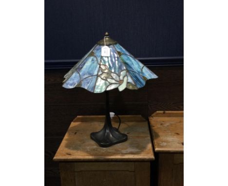 LEADED GLASS TABLE LAMP IN THE MANNER OF TIFFANY