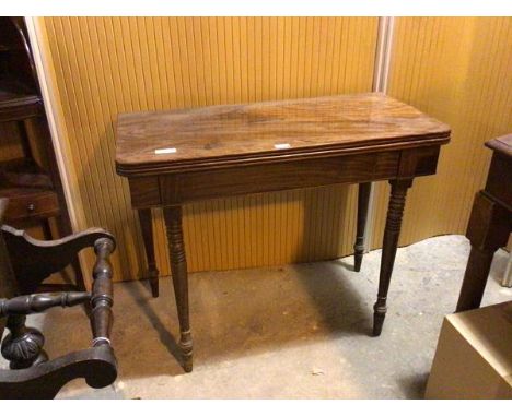 An early 19thc mahogany tea table, the top with reeded edge above a plain frieze, with gate leg, on turned supports (open: 72