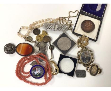 A collection of costume jewellery including a George III 1819 coin brooch with enamel to one side, two gilt metal mourning br