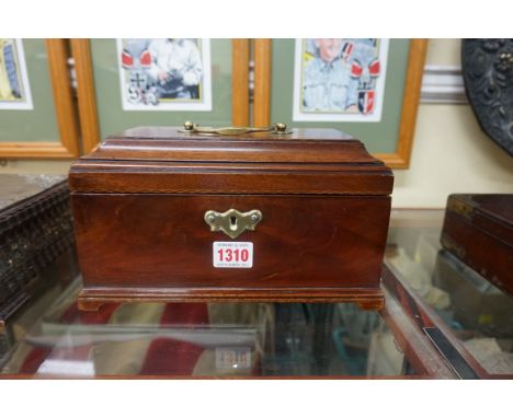 An early George III mahogany tea caddy, 25.5cm wide.&nbsp; 