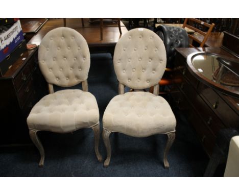 A PAIR OF MODERN UPHOLSTERED BUTTON BACK BEDROOM CHAIRS
