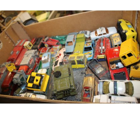A TRAY OF VINTAGE CORGI AND DINKY TOY CARS ETC.