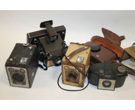 A BOX OF VINTAGE CAMERAS TO INCLUDE BROWNIE EXAMPLES