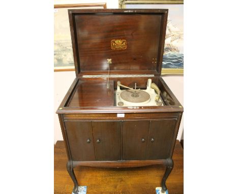 A MAHOGANY CASED 'VITROLA' RECORD PLAYER