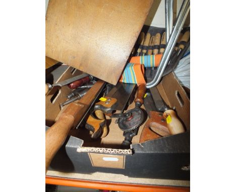 A TRAY OF TOOLS TO INCLUDE FILES, CHISELS ETC
