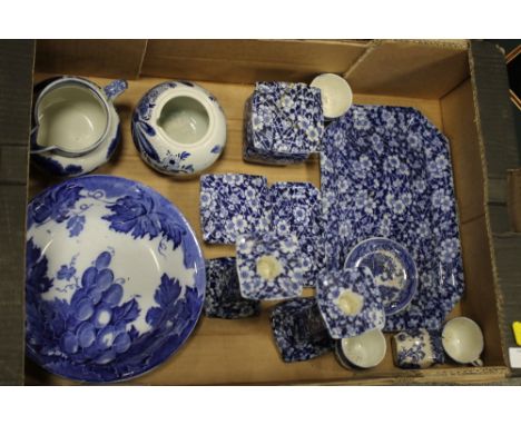 A TRAY OF BLUE AND WHITE CERAMICS TO INCLUDE VINTAGE ROYAL DOULTON EXAMPLES 