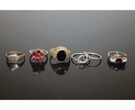 FIVE VINTAGE SILVER RINGS 