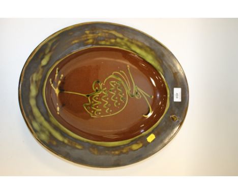 A VINTAGE SLIP WARE BOWL WITH BIRD DECORATION