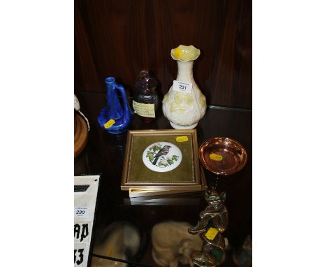 A SIGNED ROBERT HELD ART GLASS SCENT BOTTLE TOGETHER WITH A BELEEK VASE, ELF DOOR KNOCKER ETC. (7)