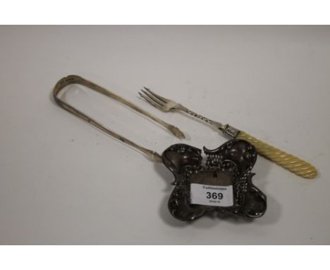 A PAIR OF HALLMARKED SILVER SUGAR TONGS TOGETHER WITH A PIERCED PIN DISH A/F AND A TOASTING FORK 