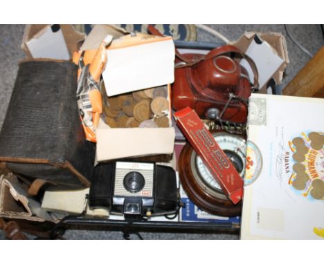 A BOX OF COLLECTABLES TO INCLUDE A BOXED CUT THROAT RAZOR, VINTAGE FRANKA CAMERA, SILVER PLATED TOAST RACK ETC