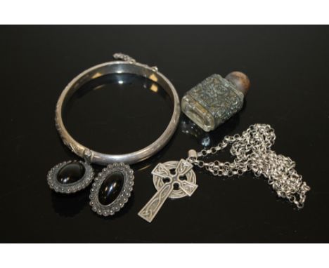 A COLLECTION OF SILVER JEWELLERY ETC TO INCLUDE A BANGLE