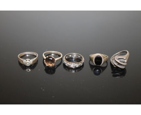 FIVE ASSORTED VINTAGE SILVER RINGS 