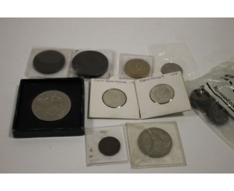 A BAG OF VINTAGE COINS TO INCLUDE A CARTWHEEL PENNY AND TWO PENCE 