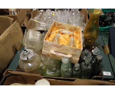 A TRAY OF ASSORTED GLASSWARE TO INCLUDE VINTAGE GLASS BOTTLES 