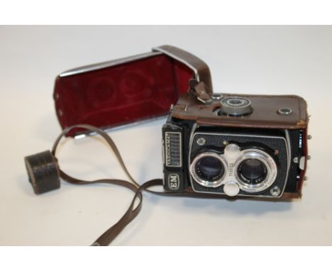 A CASED VINTAGE YASHICA-MAT COPAL MXV CAMERA