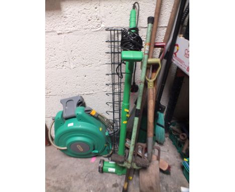 A QUANTITY OF GARDENING TOOLS ETC TO INCLUDE A HOSE REEL