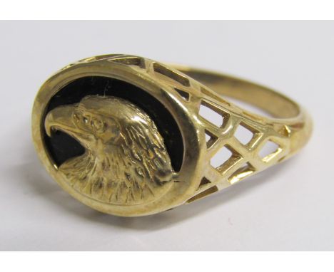 9ct gold eagle head gents ring - ring size T - total weight 4.3g