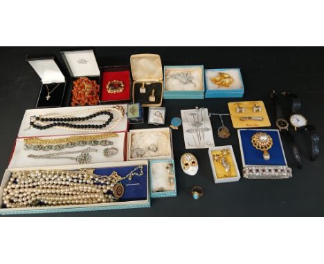 Selection of costume jewellery including a tested as 9ct gold possibly Larimar ring, Timex wristwatch, garnet bracelet etc.