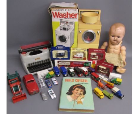 Vintage toys includes Casdon electric washer, Petite typewriter, Tri-ang tractor - Chad Valley CV10046 car, girls annual, Ger