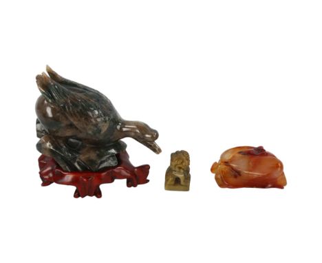 3 Chinese hardstone carvings, including an agate goose, length 11cm, a jade gourd design snuff bottle, and agate dog of fo (3