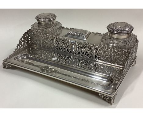 An American Gorham silver combination inkwell and stamp holder pierced with cherub decoration. Approx. 720 grams of gross wei