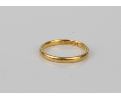 A vintage 22ct yellow gold wedding band - hallmarked London 1949, size K/L (2.1g).