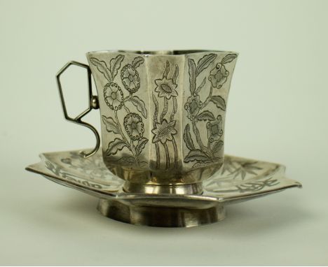 Chinese silver saucer and coffee cup late 19th Chinees zilveren schoteltje en koffiekopje eind 19e eeuw H 6,5 Dia 11 cm