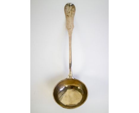 Silver ladle Belgian 18th C. Een 18e eeuwe zilveren Belgische soeplepel. L 35.5 cm
