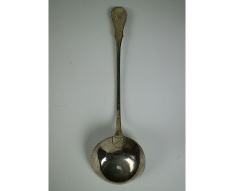 Silver soup ladle Een zilveren soeplepel. L 36 cm