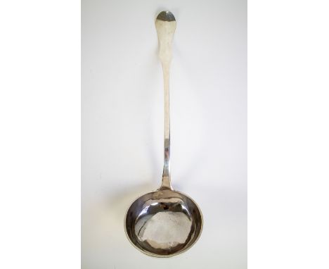 Silver ladle Belgian 1791 Een Belgische zilveren soeplepel, gedateerd 1791. L 38 cm
