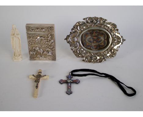 Lot silverware Silver relicholder mid 19thC neo-renaissance, Indo Chinese card holder decorated with elephants and lions 19th