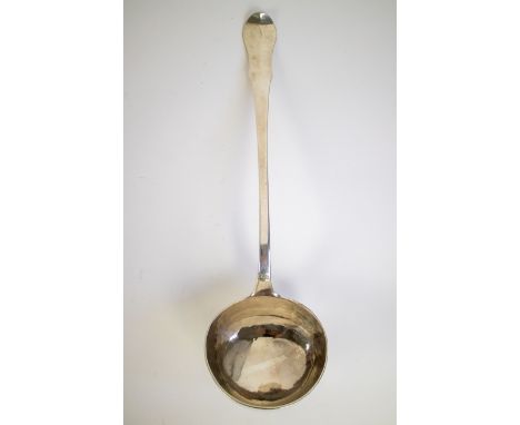 Silver ladle Mons 1787 Een zilveren soeplepel, Bergen en gedateerd 1787. L 34.5 cm