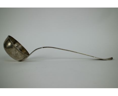 Silver soup ladle Ath dated 1791 Een zilverensoep lepel Ath, gedateerd 1791. L 41 cm