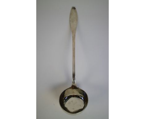 A silver soup ladle, Antwerp 1796 Een Antwerpse zilveren soeplepen, gedateerd 1796. L 38.5 cm