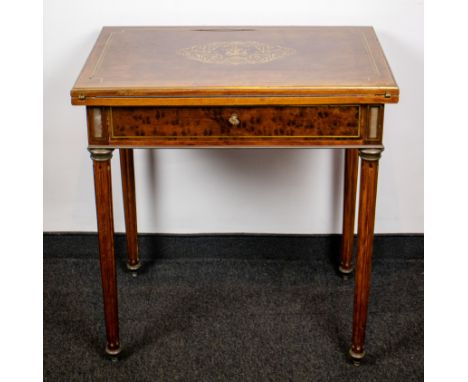 Folding card table root wood and copper marquetry Een opvouwbare kaartentafel in wortelhout met marqueterie. H 74.5 W 70 D 44