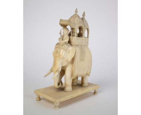 Indian ivory figure Eliphant with trunk and a mahout. Een Indiaans ivoren olifant met rijder. Met certificaat van Arts Ivory 