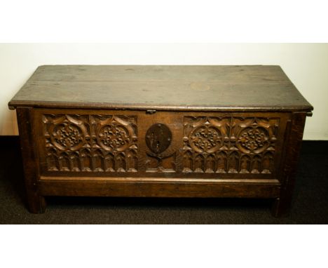 A Gothic style trunk Een koffer in gotische stijl 51 x 51 x 119 cm