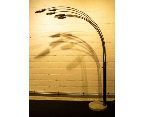 A large vintage chromed arc floor lamp with six overhanging arms with light dimmer, working condition Een grote vintage verch