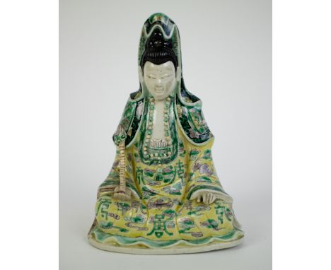 Guanyin Kangxi Porcelain biscuit decorated with famille verte enamels Een porseleinen Guanyin versierd met famille verte emai