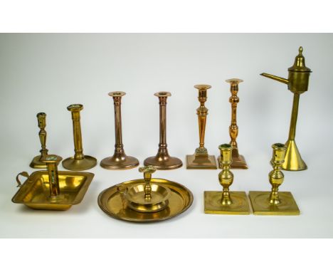 Lot with various copper candle sticks and oil lamp Een lot met divers koperen kandelaars en een olielamp. H 9.5 - 35.5 cm