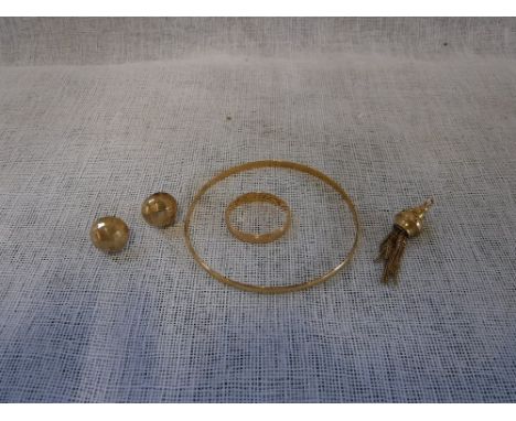 A YELLOW METAL BANGLE, a yellow metal wedding band with engraved hatched decoration, a pair of yellow metal earrings and a ye