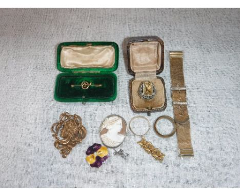 A YELLOW METAL SCROLLED BROOCH, a silver dress ring and other costume jewellery including a gold 9ct wedding band