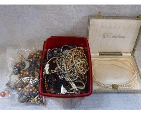 A COLLECTION OF COSTUME JEWELLERY including necklaces, a compact, beads and other costume jewellery